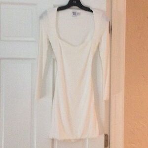 Women’s White Scoop Neck Long Sleeve Dress